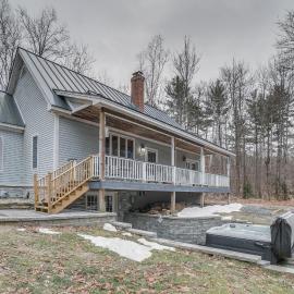 Peaceful Cavendish Retreat w/ Hot Tub & Fireplace!, hotel en Proctorsville