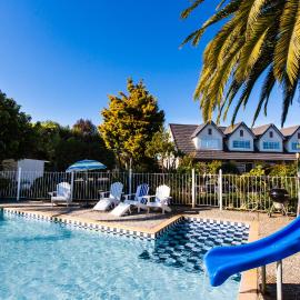 ASURE Colonial Lodge Motel، فندق في نابيير