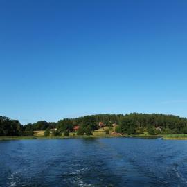 Gärdsholmen- Cabin on privately owned island "Eken"- boat included, hotel in Edsbruk