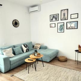 ADM Cozy Home - Entire private house&garden, close to Therme and Airport, хотел в Tunarii