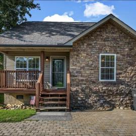 Creekside Cottage! 3BR-3BA, Every Bedroom with Private Bath!Hot Tub! Pigeon Forge