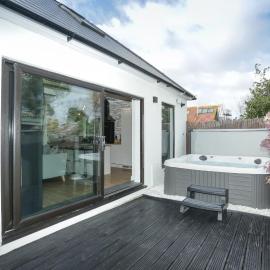 The Broadway Beach House with Hot tub โรงแรมในเคนท์