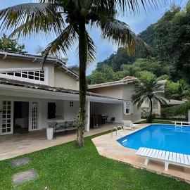 Charmosa casa térrea com piscina | 150m da praia