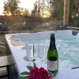 Charming Cottage with Jacuzzi near Södertälje