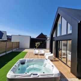 LES PORTSALLAISES piscine ou spa à 300m de la plage, hotel in Ploudalmézeau