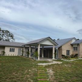 Sunny Lake House - Entire bungalow, 5 rooms, 16 persons, hotel in Behrang Hulu