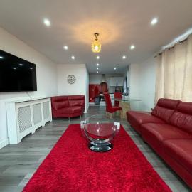 2BR Bungalow with Parking - Sunbeam Haven, hotel a Bradenham