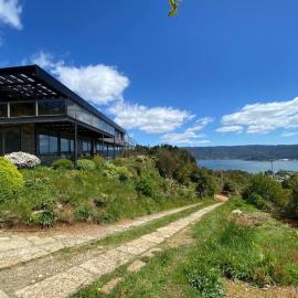 Agradable casa en parcela con piscina y vista al mar