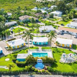 Poolfront Cottage Near Beach with Full Kitchen!, hotel in Fort Myers