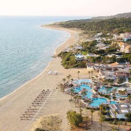 Grecotel LUXME Oasis at Riviera Olympia & Aqua Park, hotelli kohteessa Loutra Killinis