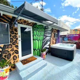 Unique Miami Art Escape w/ HotTub, Arcade & Murals, hotel di Miami
