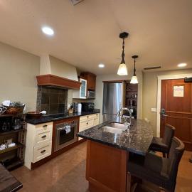Solara Escape - 2BR Retreat with Pool - Hot Tub - Gym - Spa, hotel di Canmore