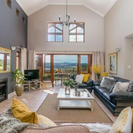 Pezula Villa- large, spacious and affordable!: Knysna şehrinde bir otel