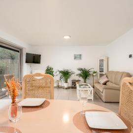 House with private parking & sauna near city centre and transport, hotel u gradu Ruselare