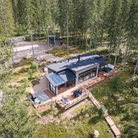 Holiday home with outdoor Jacuzzi and Sauna, Hotel in Uurainen