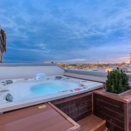Beautiful 3BR Triplex penthouse with Hot-Tub by 360 Estates, Hotel in Gżira