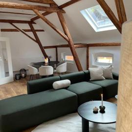 Mosel-Charm - Urige Dachgeschosswohnung für 6 Personen - 3 Schlafzimmer, Fahrradkeller & Gratis WLAN - BG Living & Hosting, hotel in Ürzig