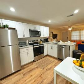*NEW* Gorgeous Sunshine - 2BD/1BA - Private Fenced Backyard!, hotel a Port Orange
