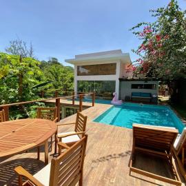 Casa com Piscina, 3 Suites, sala de estar e cozinha completa