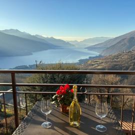 Stunning lake view apartment Peglio - Larihome A45, Hotel in Sueglio
