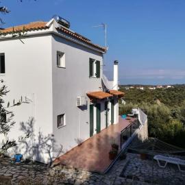 Haus mit Pool im Olivenhain, hotel v destinaci Koroni