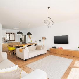 Sea and Mountain View Apartment at Sun Valley, hotel a Ayios Yeoryios
