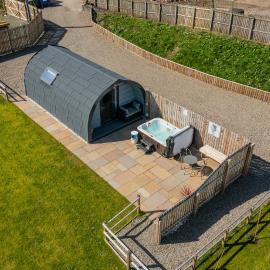 Thistle Pod Farm Stay with Hottub Sleeps 2, hotel a Galston