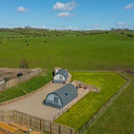 The Stag Pod Farm Stay with Hot Tub Sleeps 2, hotel a Galston