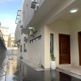 Aurequire luxury 3 bedroom Apartment off Freedom way Lekki phase 1: Lekki şehrinde bir otel