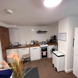 Central Cheltenham, Self Contained Flat, Sleeps 4, Private basement flat with full kitchen, ideal for shopping, races, festivals or short city breaks, Free Parking available by reservation only, limited spaces, hotel in Cheltenham