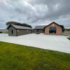 Spanish Point Luxury Home beside sea with Sauna!, hotel in Spanish Point