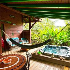 Mini-Séjour pour 2 -Spa privé - Kaz créole Jade Deshaies โรงแรมในเดเอ