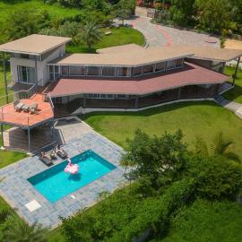 Bel Air Mansion by StayVista - A tranquil oasis with a spacious deck, Gazebo & A mini-amphitheatre, hotel in Lonavala