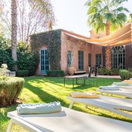 Villa Pauline with private pool & jacuzzi, hotel service and no insight