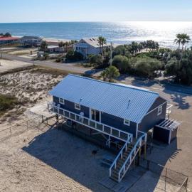 St. George Island Beach House w/ Balcony & Gulf Views, hotel in Saint George Island