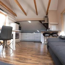 Moderne, gemütliche DG-Wohnung in ruhiger Lage