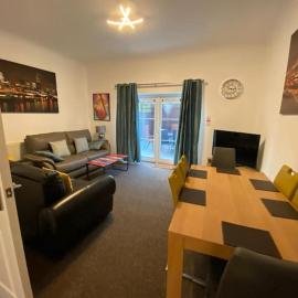 Huge 6 Bed house & 6 Bathrooms.