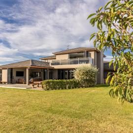 6BR Relax at Lake Hood Luxury Canal Home with Jetty, hotel in Ashburton