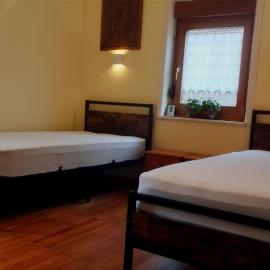 zwei Einzelbetten mit Gemeinschaftbad, hotel in Schömberg