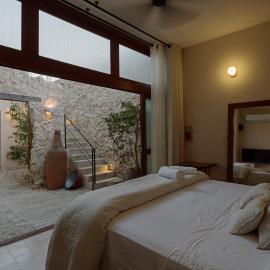 Hermosa casa junto a la muralla