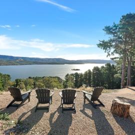 Lake Eildon Retreat - Breathtaking Views - Sleeps 12