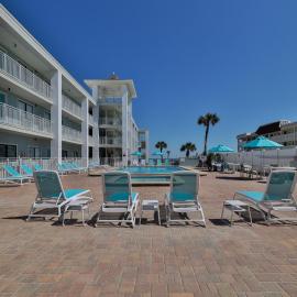 Coastal Waters 107 - A Studio Poolside Retreat, hotel i New Smyrna Beach