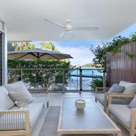 Beachfront - Nelly Bay Apartment