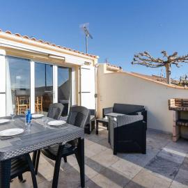 Charmant Pavillon Climatisé avec Mezzanine, Piscine et Parking - Près de la Plage!