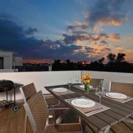 Big Lucky home in Laguna park