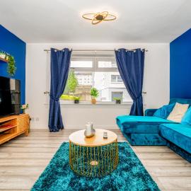 Sleek and Stylish 3 Bed in Greenock - Sleeps 8, hotel in Greenock