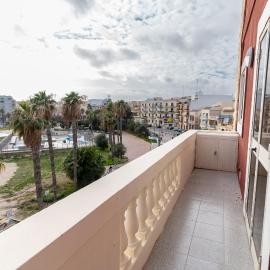 Luxurious Beach Apartment, hotell i Birżebbuġa