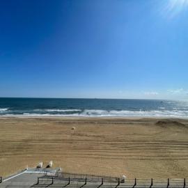 Playing Hooky at Dolphin Run-Oceanfront Condo-Pool, hotel a Virginia Beach
