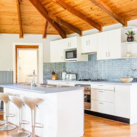 Hidden Orchard - Pet Friendly - 4 Mins Walk to Beach, hotelli kohteessa Callala Bay