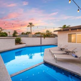 Hidden Gem Retreat With Large Entertainers Backyard